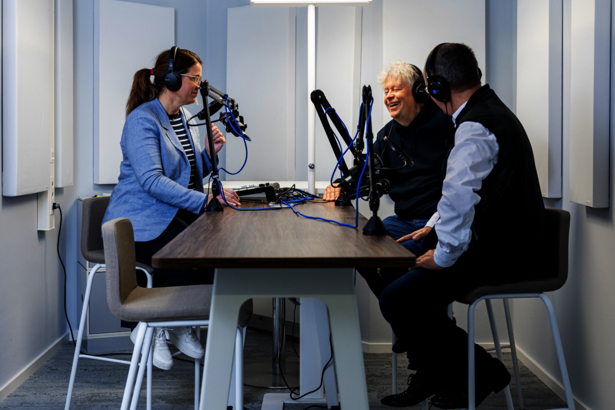 Die drei Hosts des Podcasts L´immo im Freiburger Studio. 